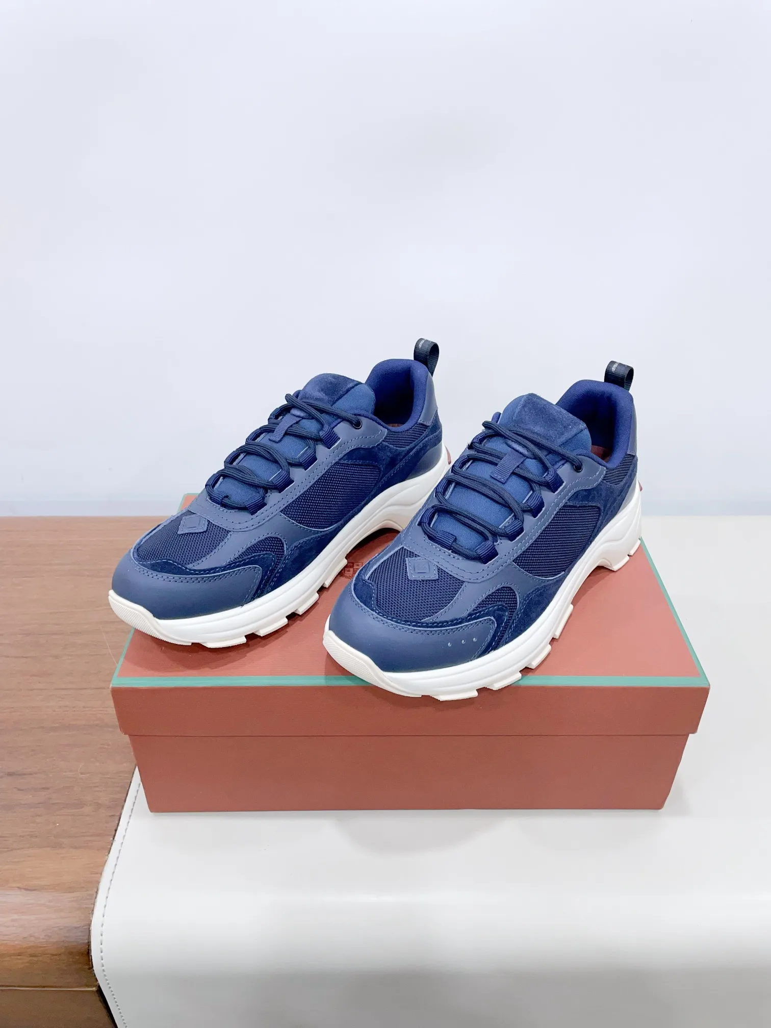 👟👟Ex-factory price 620👟👟 (Male +10) LP's new product Loro Pian* ✅Cairn Walk couple's sneakers dad shoes Official price RMB¥ ¥ 8,200 This urban style-inspired sneaker fits the foot comfortably. Cowhide and suede panels add a refined texture to the sleek silhouette, while soft padding follows every contour, making it the ideal companion for urban adventures or casual weekend getaways. The light and soft soles are designed with complex and fine carved textures and have excellent performance. 𝙎𝙞𝙯𝙚: 35-40 women, 39-45 men (40 women and 45 men are custom-made and cannot be returned or exchanged) The ultimate cost-effectiveness leaves the factory, no negotiation.